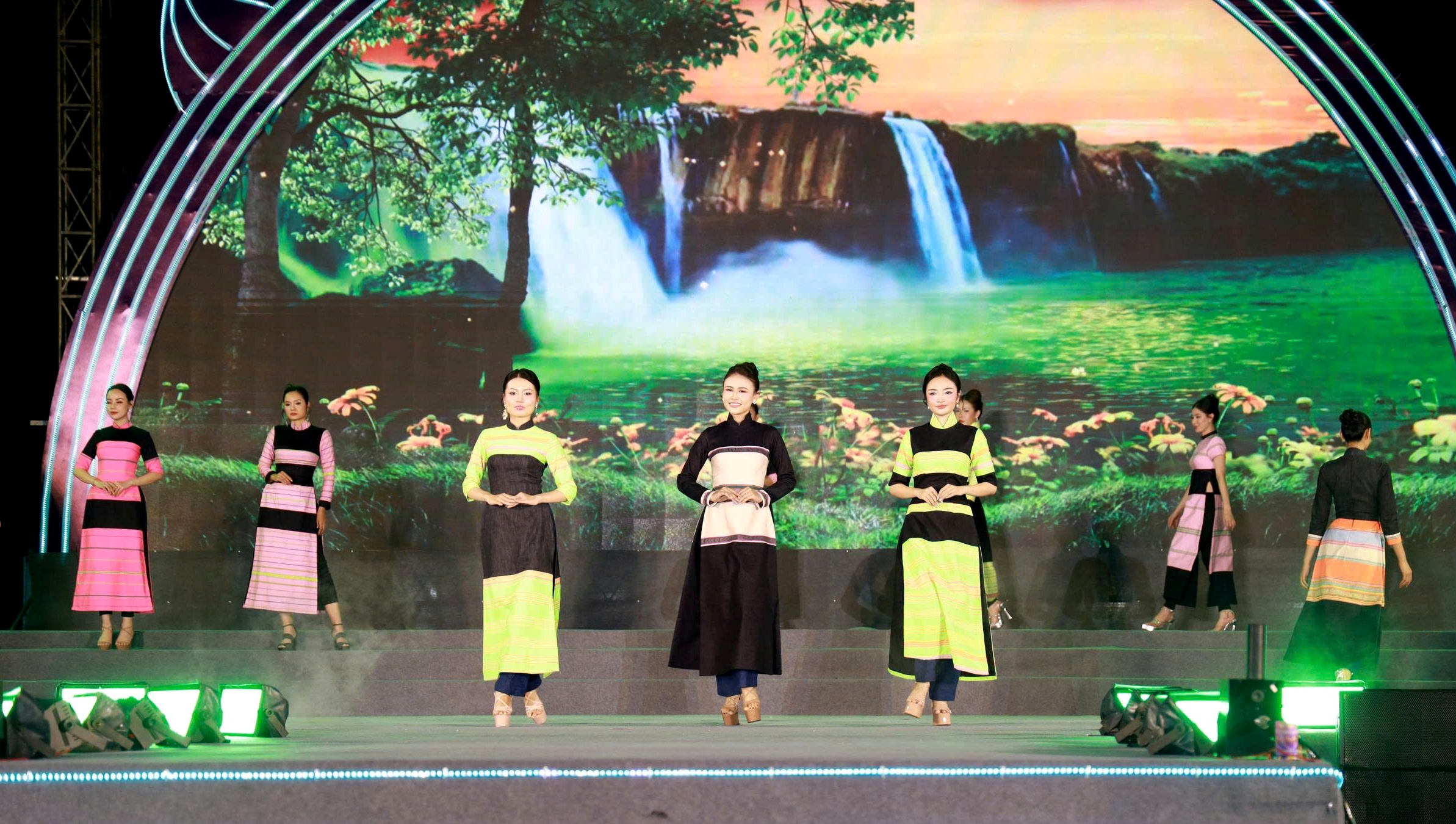 trinh-dien-bo-suu-tap-tho-cam-huong-sac-dai-ngan